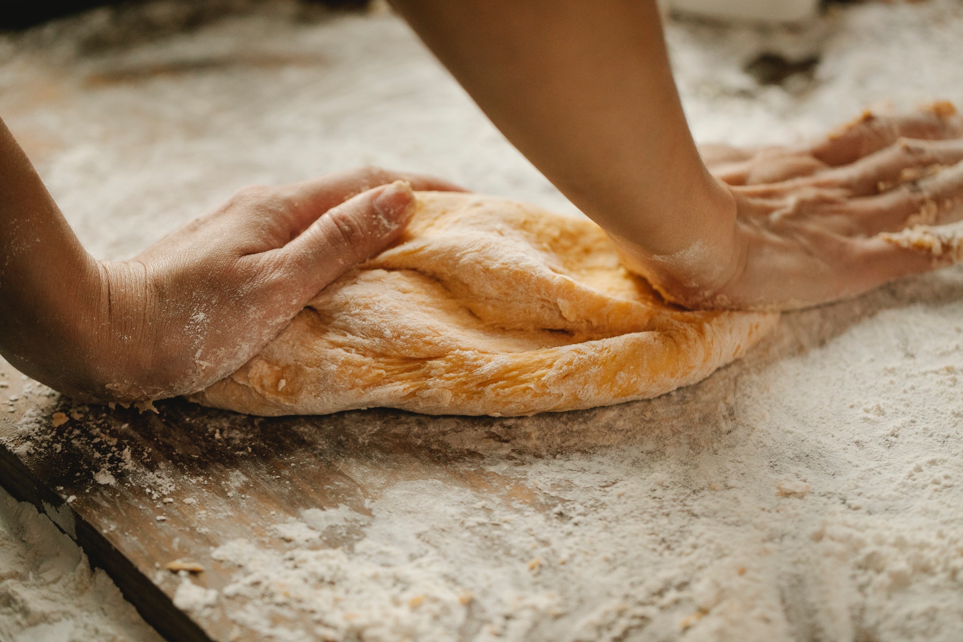 pétrir son pain se fait à la main ou au robot